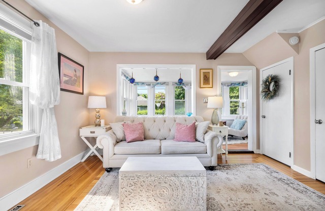 Bright & Cheerful Coastal Cottage for Multi-week & Monthly Stays