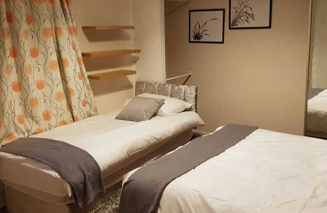Bright, Cheerful, Comfortable 2-bedroom House Sleeps 6 - Free Parking