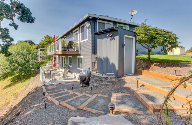 Bright & Cheery Golf Getaway, Close to Wineries & Local Attractions