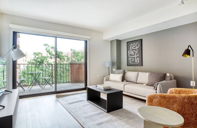 Bright Clarendon 1BR W/D, Concierge & Gym, steps to WF, by Blueground