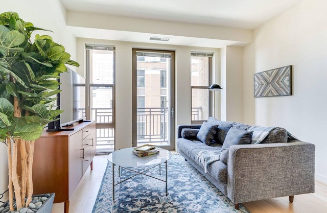 Bright Clarendon 1BR w/Elevator, walk to Metro & Dining, by Blueground