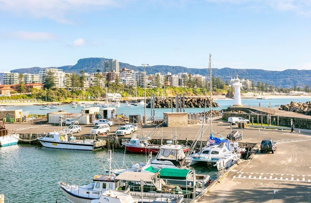 Bright, Coastal 2BR Wollongong Gem