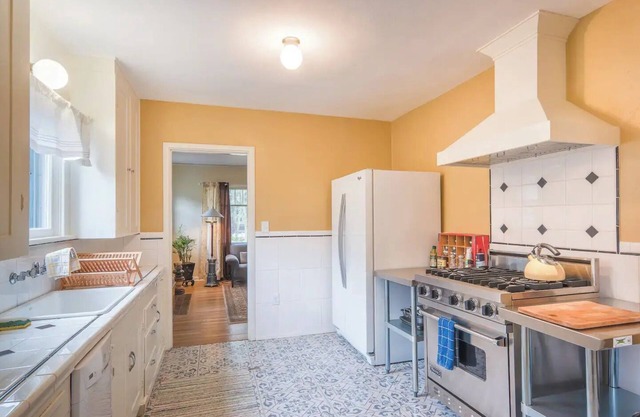 Bright&Colorful 2-bed Portland Bungalow + HOT TUB!