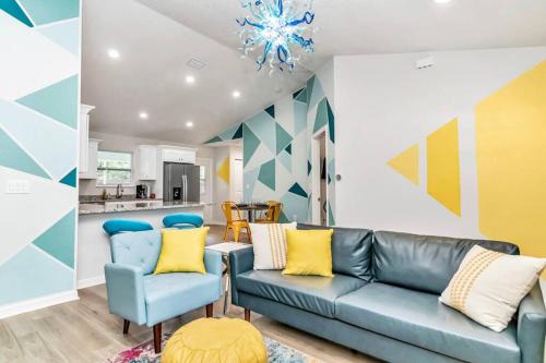 Bright & Colorful New Home 10 Min from Rainbow Springs