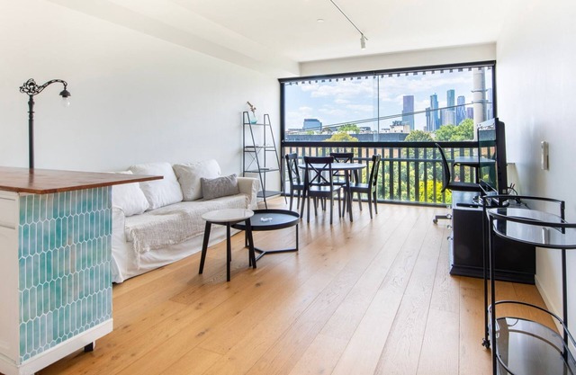 Bright & Comfortable 1BR in West Melbourne