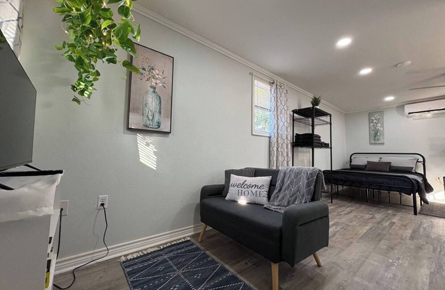 Bright & Comfortable Bungalow!