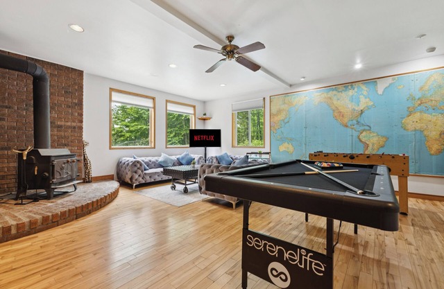 Bright cottage with private in-ground pool (summer) and fireplace, ideal for relaxing.