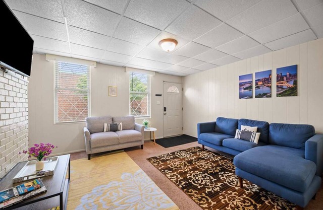 Bright & Cozy 2 Bed Home Private Parking