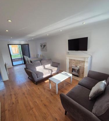 Bright & Cozy 3 Bed House with Parking