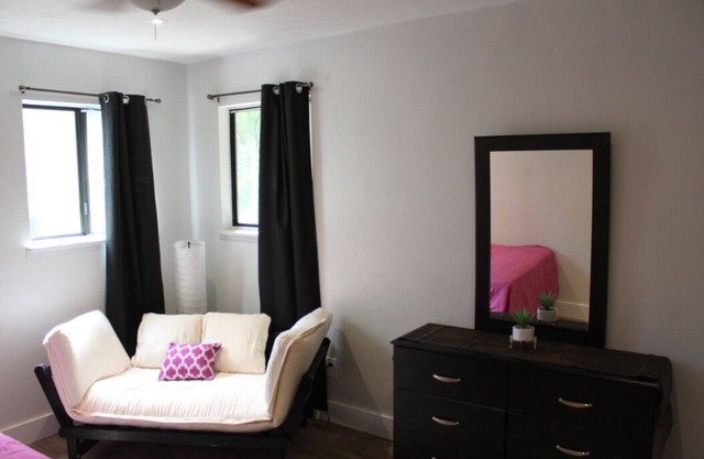 Bright, cozy and modern home 8 minutes to FSU.