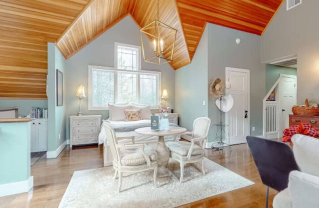 Bright & Cozy Studio w/Hot Tub | Walk to Lake