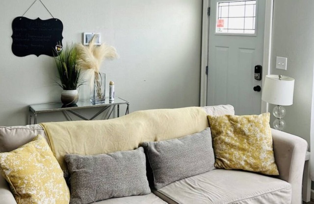 Bright & Delightful 3Br 1Bath home