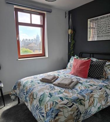 Bright Double Room in Leith - Near Tram & Shore