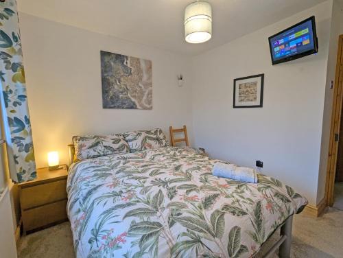 Bright Double Room, Smart TV, 5 Minute Walk from Train Station