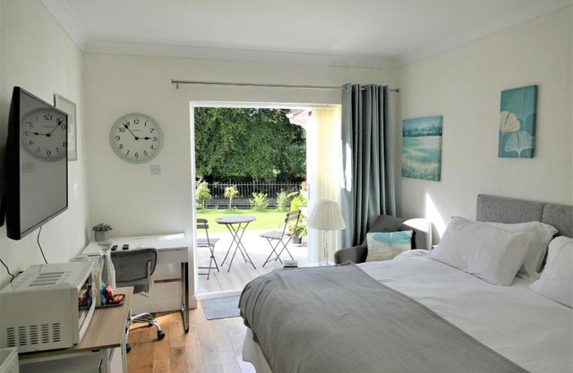 Bright double room with canal view and private patio, entrance and parking