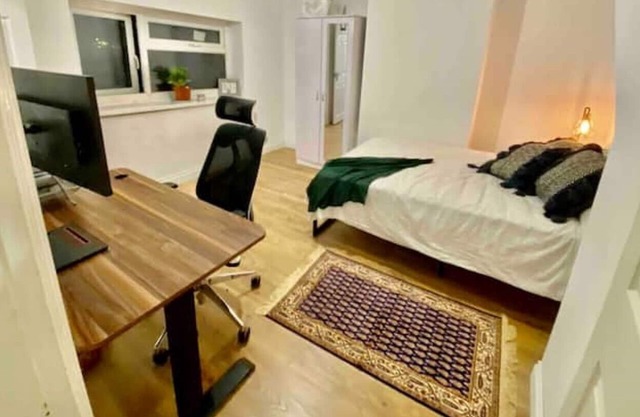 Bright en-suite close to *Keele University*