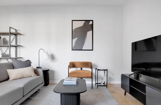 Bright Evanston 2BR, 1 mile from Northwestern campus, by Blueground