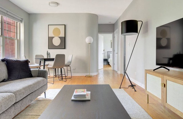 Bright Evanston 2BR w/ W/D, 1 mile to Northwestern campus, by Blueground