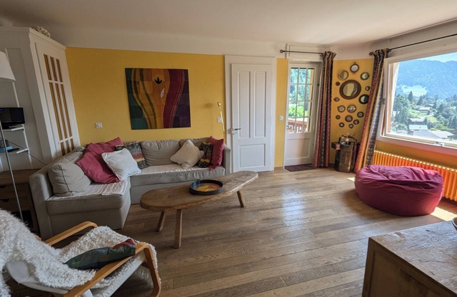 Bright, family-friendly apartment just outside Villars!