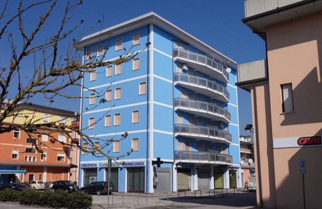 Bright flat in a colourful building - Beahost