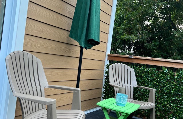 Bright Home | Balcony | 15 min to Premium Outlets