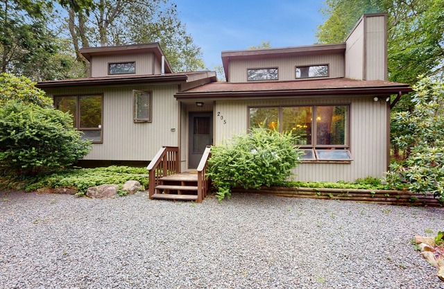 Bright home with deck, grill - pet friendly & close to water parks