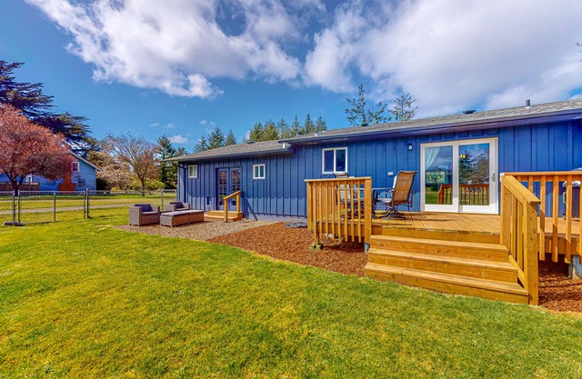 Bright home with large yard, deck & firepit - walk to the beach