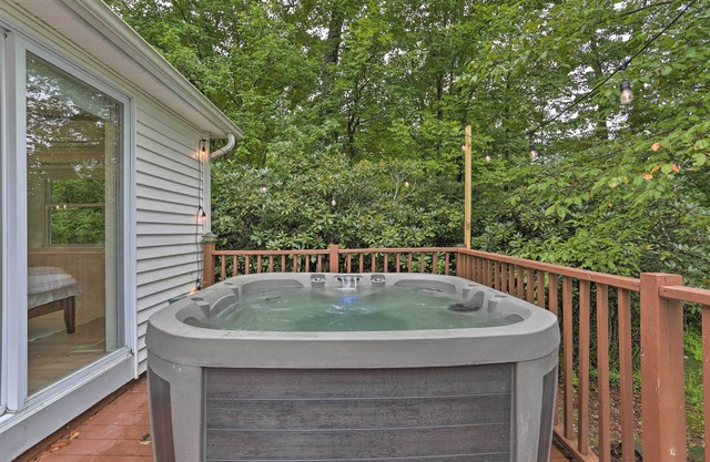 Bright Lake House with Hot Tub!