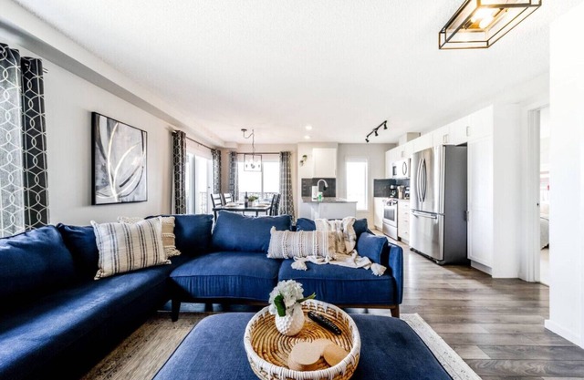 Bright Luxe Condo AC Top Floor King Bed Balcony