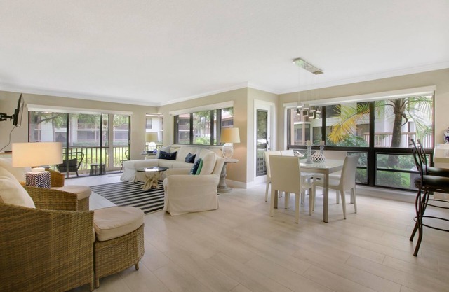 Bright Modern Condo at PGA National Resort
