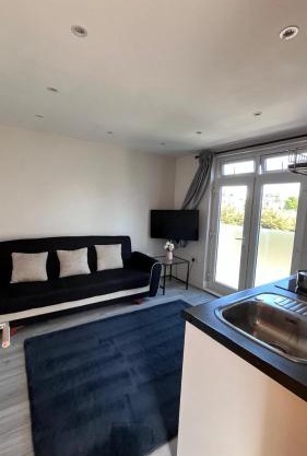 Bright & Modern 1-Bed Apartment in Prime Location