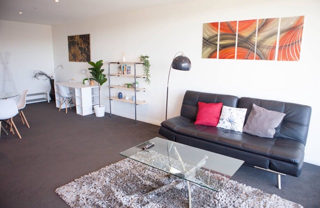 Bright modern 1BDR, wifi, parking, close to city