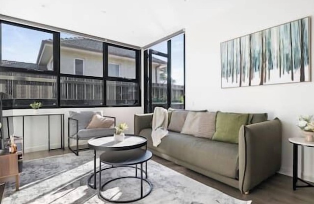 Bright & Modern 1BR Apt w/Balcony & Parking