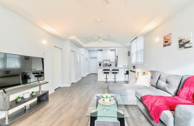 Bright & Modern 2BR Apt with Netflix