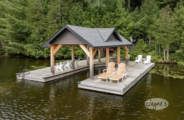 Bright & Modern 4 bdrm cottage on Lake Joe! Boatport + Bunkie! All Day Sun!