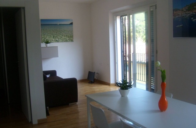 Bright, modern apartment by the sea with 2 balconies