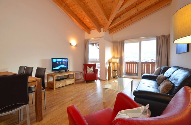 Bright, modern apartment, wonderful location with stunning views