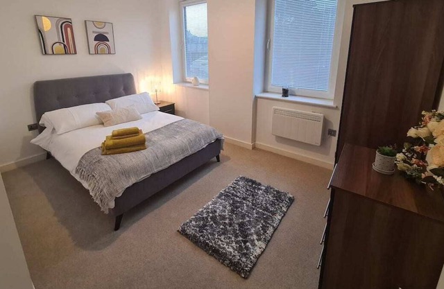 Bright, modern apartment near Gloucester and M5