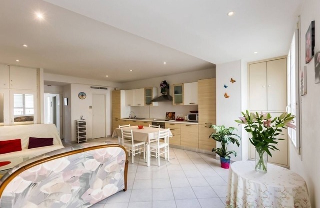 Bright, modern apartment in town center, 2 bedrooms, air conditioning, Wi-Fi
