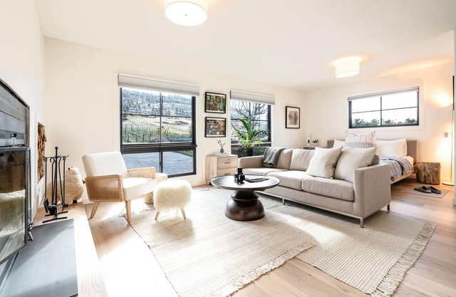 Bright Modern Farmhouse with hottub and firepaces, views