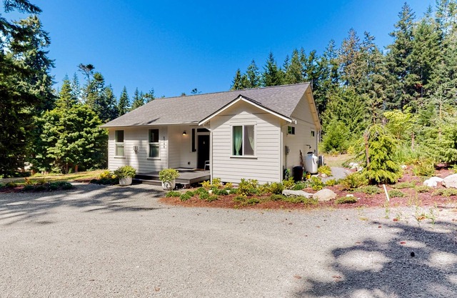Bright, modern farmhouse with private hot tub, lovely deck & fireplace
