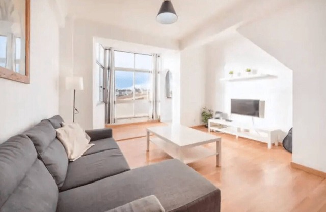 Bright Modern Flat near Lisbon Centre & Sintra