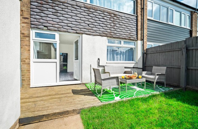 Bright Modern Home near Birmingham