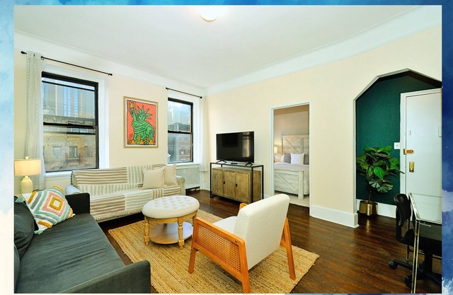 Bright NYC Nest for 10 – Blocks from Broadway