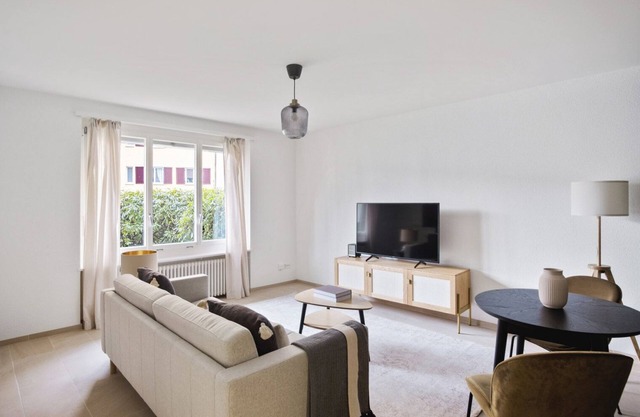 Bright Oerlikon 2.5 Room w/Storage, 1min to Train Station, by Blueground