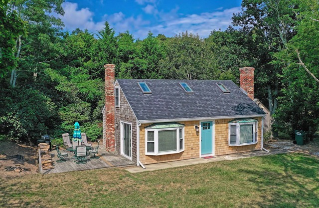 Bright & open private home, close to beach. Renovated clean and pet friendly!