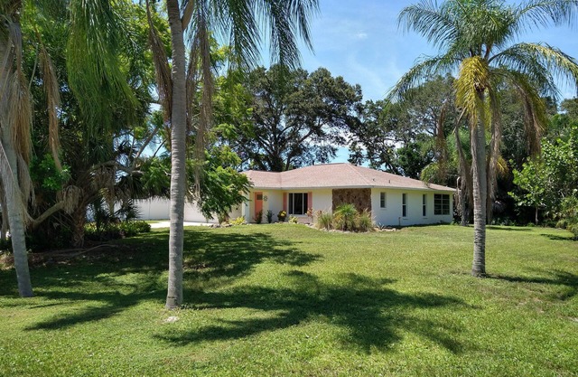 Bright Open Quiet Venice House Minutes from Beach and Intercoastal WaterwayTrail