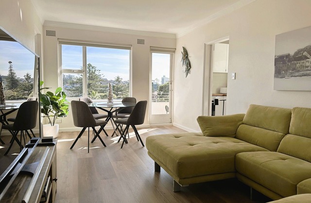 Bright & Peaceful Top-Floor Retreat with Harbour Views