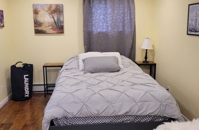 Bright Private Studio: Near Downtown Core