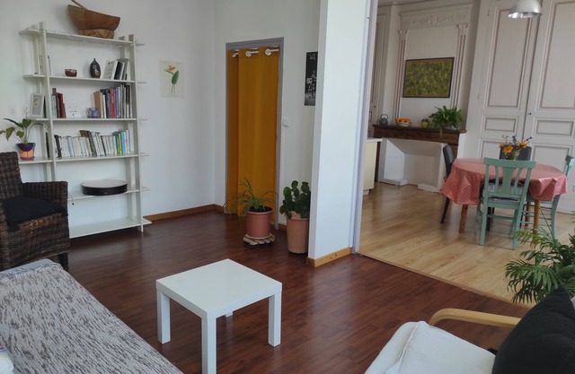 Bright, quiet 53 m2 apartment, conveniently located (port/market/royal harbor)
